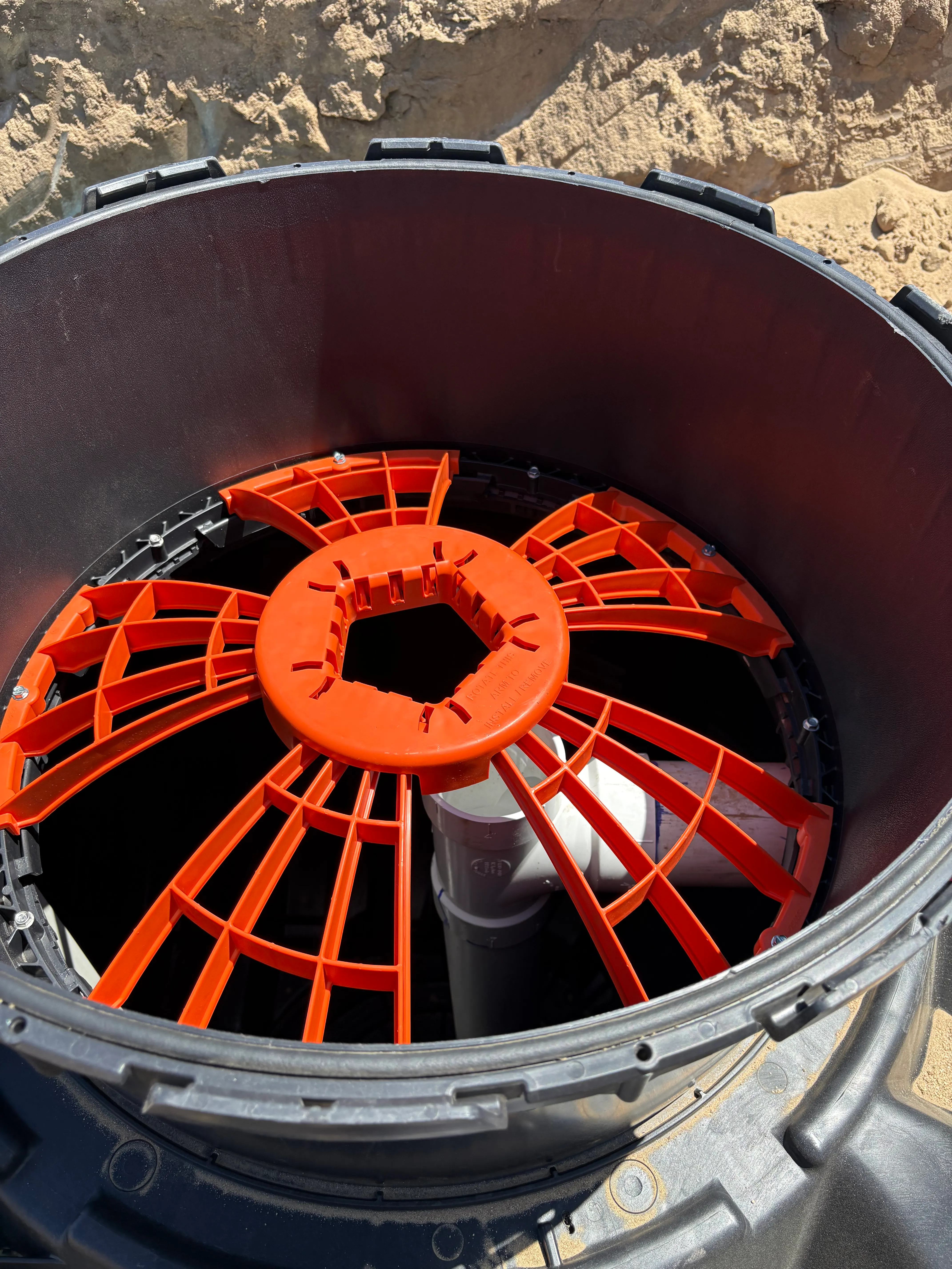 High-head pump chamber with safety pan